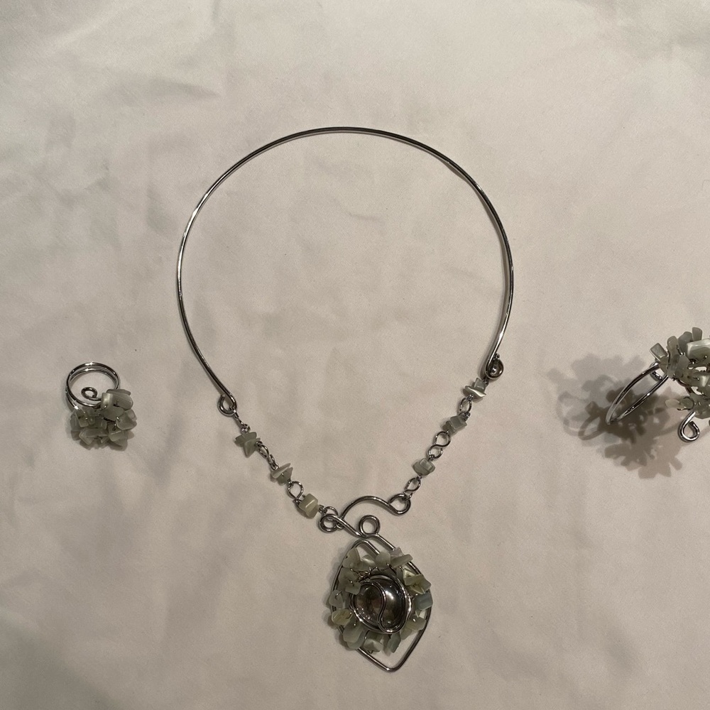Gray shell necklace, bracelet, earrings and ring - Picture 2 of 6